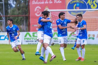 Festejo de uno de los goles de Sol de América contra el Sportivo Carapeguá, en el estadio Municipal.