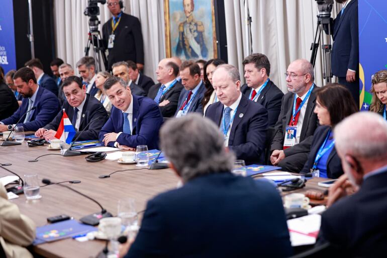 Cumbre del Mercosur: el presidente Santiago Peña y su comitiva con varios ministros del Poder Ejecutivo.