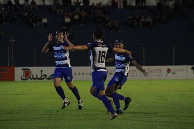 Festejo de Pablo Candia (18) con Iván Cañete y Miguel Barreto. (Foto: APF)