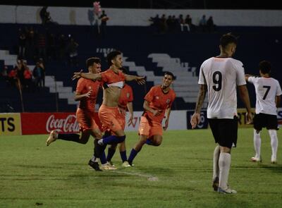 Brazos abiertos para el festejo de René Rodríguez, luego de anotar el golazo que quebró el cero  anoche en la "terraza del país". (Foto: APF)