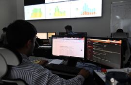 Un funcionario del Viceministerio de Transporte verifica datos de la prestación del transporte público, información que es enviada por las operadoras del billetaje. Contraloría detectó que el software es muy limitante.