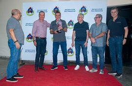 Gerardo García del stud Kika recibió la copa por el triunfo de Black Fax en el premio Día del Trabajador.