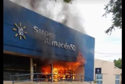 Supermercado "Almacén 50" arde en llamas. (gentileza).