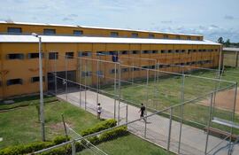 Guardia penitenciario resulta herido tras disparo accidental durante procedimiento en la cárcel de San Pedro.