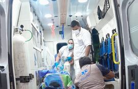 La víctima Ingrid Insfran (18) siendo auxiliada en una ambulancia.