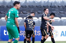 Armando Nicolás Pessolani Soria (30 años), en el festejo de uno de sus goles para el 24 de Setiembre de Valle Pucú, Areguá.