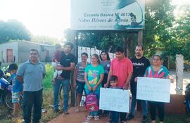 Los padres de la Escuela Niños Héroes de Acosta Ñú se manifestaron en el primer día de clases, en la mañana de este lunes.