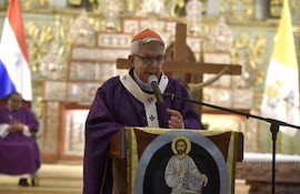 El cardenal Adalberto Martínez, arzobispo de Asunción, durante la homilía, hoy en la misa de recordación del Miércoles de Ceniza.