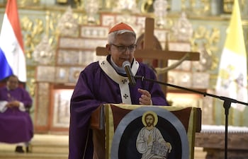 El cardenal Adalberto Martínez, arzobispo de Asunción, durante la homilía, hoy en la misa de recordación del Miércoles de Ceniza.