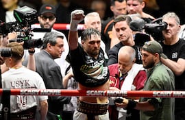 Oleksandr Usyk renunció a sus tres cinturones de campeón mundial de los pesos pesados (AMB, CMB y FIB).