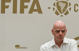 El presidente de la FIFA, Gianni Infantino, gestiona durante su visita a la nueva sede de concentración de la Federación Colombiana de Fútbol en Barranquilla, Colombia.