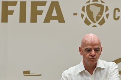 El presidente de la FIFA, Gianni Infantino, gestiona durante su visita a la nueva sede de concentración de la Federación Colombiana de Fútbol en Barranquilla, Colombia.