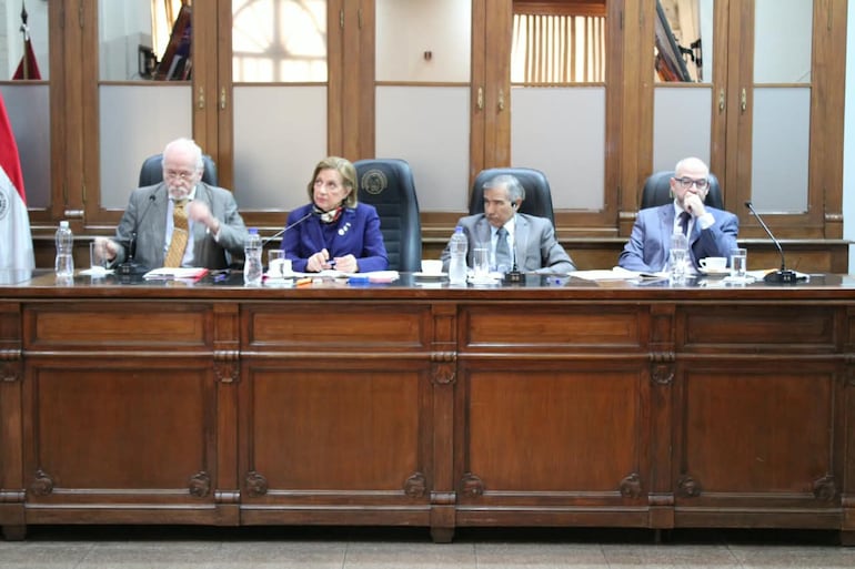El Jurado de Enjuiciamiento de Magistrados, en sesión. Participaron en forma presencial: el ministro de la Corte y vicepresidente 2° César Garay, la presidenta Alicia Pucheta, el ministro de la Corte y vicepresidente 1° Manuel Ramírez, el consejero Enrique Berni.