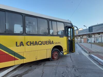 Colectivo terminó subiendo al cordón de la vereda, paró sobre la entrada a los nuevos edificios de Gobierno.