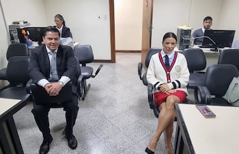 Marly Figueredo, esposa del exsenador Rodolfo Friedmann, y el Abg. Guillermo Duarte Cacavelos en la audiencia ante el juez Rodrigo Estigarribia.
