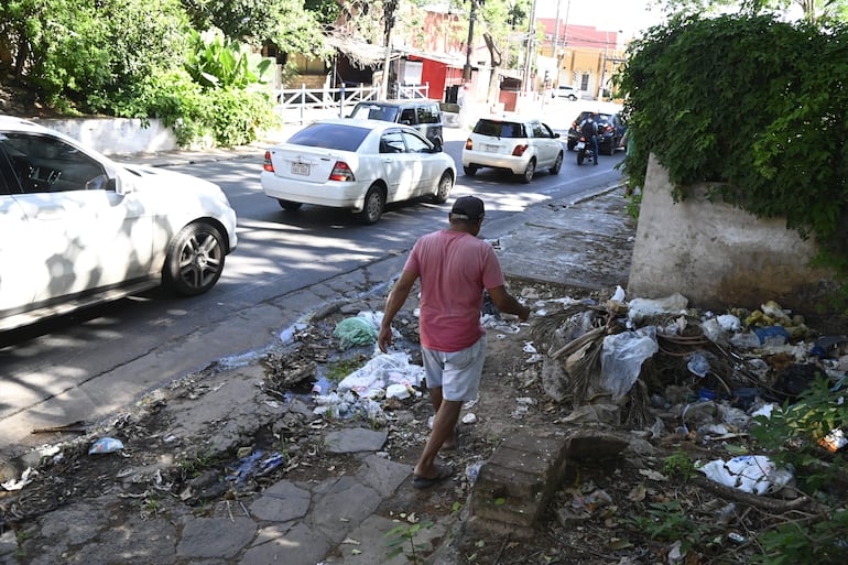 Basural sobre Primero de Marzo casi Cacique Lambaré. En el fondo, la sede de la comuna lambareña.