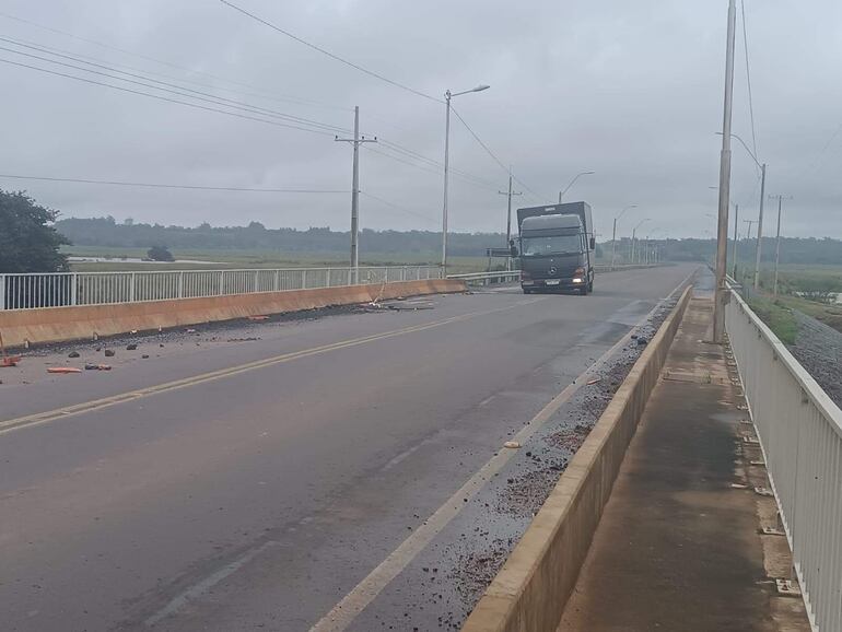 Esta toma muestra la inclinación del camión de gran porte. Evidentemente en ese lugar hay un hundimiento sobre el puente Pirapo.