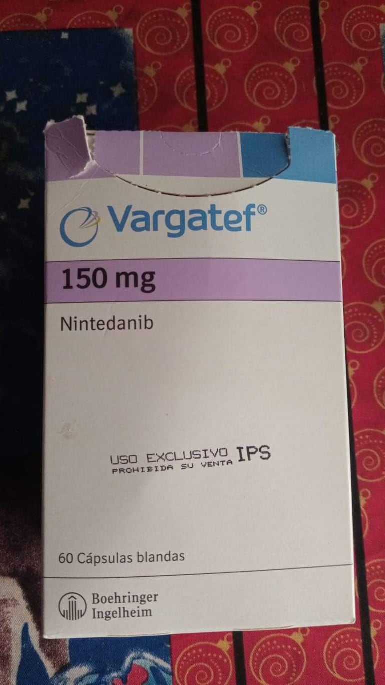 Caja de medicamento Vargatef parcialmente abierta, mostrando logotipo y etiquetas de uso exclusivo para IPS.