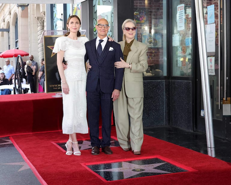 Emily Blunt y Stanley Tucci posan con Meryl Streep en el Paseo de la Fama de Hollywood, California. (Kevin Winter/Getty Images/AFP)
