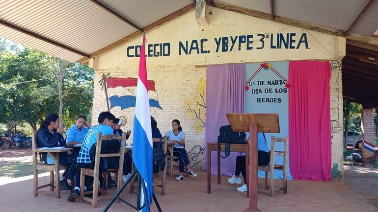 Fachada del precario colegio de Lima, departamento de San Pedro.