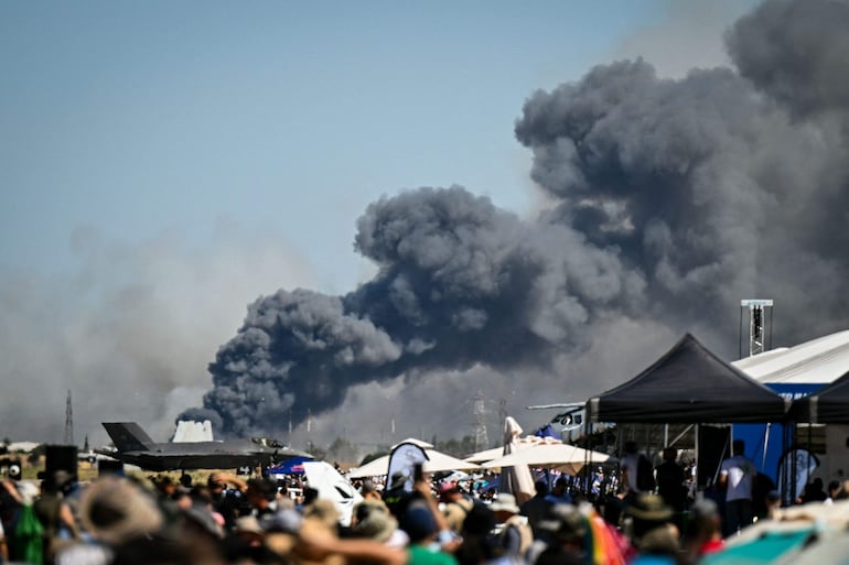Se observa humo tras el accidente de un avión militar Phantom F-4 durante la exhibición aérea Athens Flying Week en el aeropuerto militar de Tanagra, cerca de Atenas, el 5 de septiembre de 2026. (Foto de Theophile BLOUDANIS / AFP)