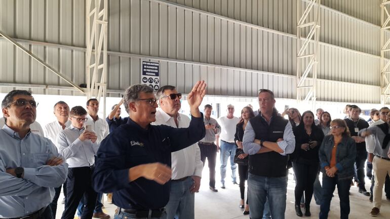 Los visitantes realizan un recorrido por el predio del molino. El presidente Mario Bergallo explica el proceso que realizan las maquinarias en el lugar.