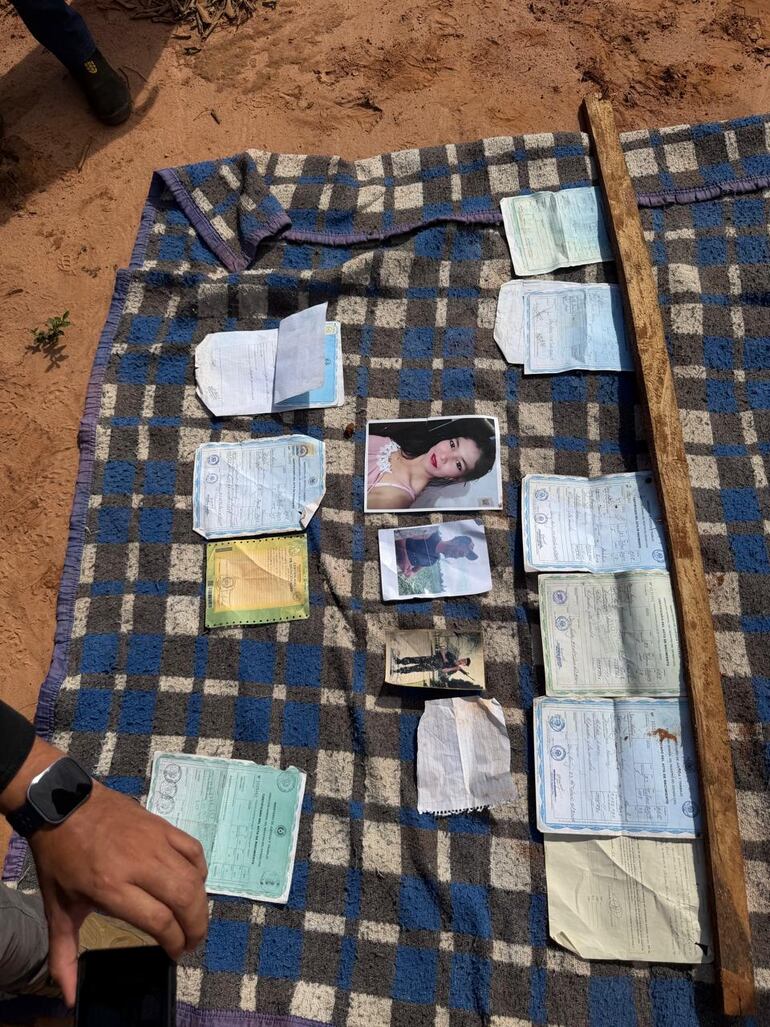 Copias de documentos de identidad y fotografías que también fueron levantados como evidencias.