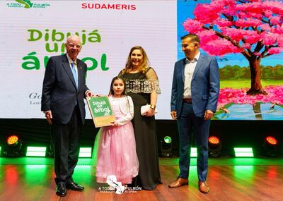 Conor McEnroy, presidente de Sudameris, junto con la ganadora.