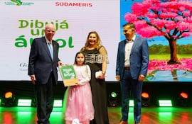 Conor McEnroy, presidente de Sudameris, junto con la ganadora.