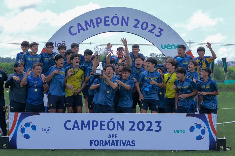 Sportivo Luqueño festejando el título en la Sub 16 de la Zona A