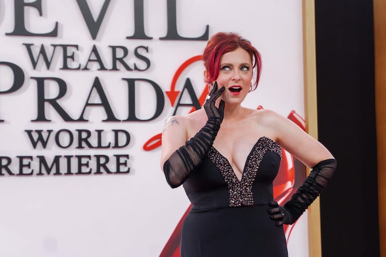 Rachel Bloom optó por escotado vestido negro y unos guantes para asistir al estreno mundial de El diablo viste a la moda 2. (EFE/EPA/Olga Fedorova)
