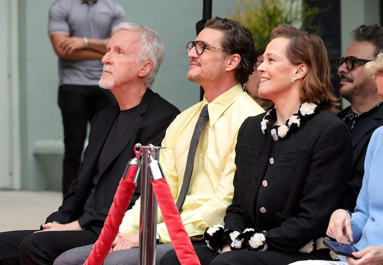 James Cameron y Pedro Pascal junto a la homenajeada Sigourney Weaver en el Teatro Chino TCL en Hollywood, California. (Kevin Winter/Getty Images/AFP)
