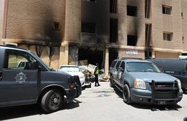 Un policía fuera del edificio siniestrado este miércoles en la zona de Mangaf, Kuwait.