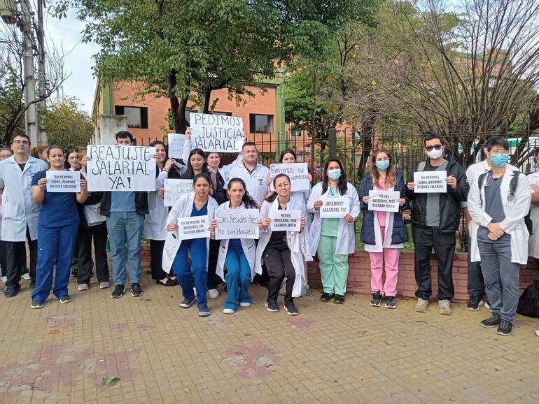 Hospital Militar Central médicos residentes civiles manifestación protesta