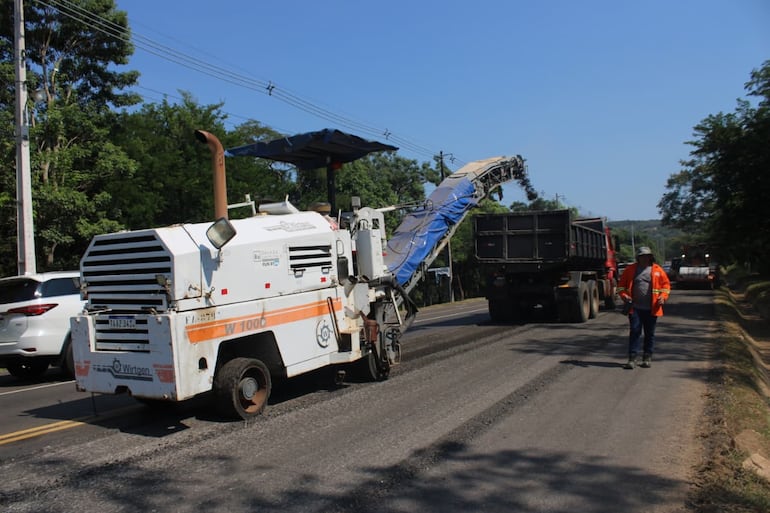 Máquinas ocupan media calzada de la ruta y obligan a conductores a circular con incomodidad.