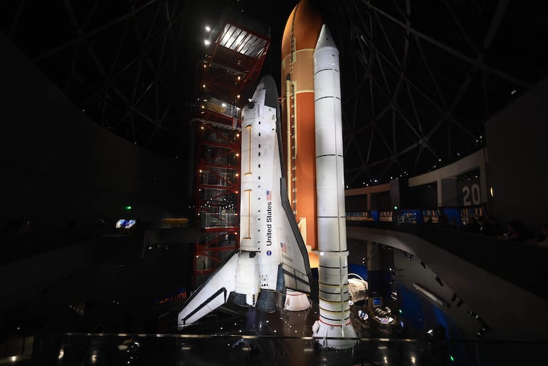 El transbordador espacial Endeavour de la NASA, junto con su tanque externo de combustible y sus dos propulsores de combustible sólido, se exhibe en posición de lanzamiento en el Centro Aéreo y Espacial Samuel Oschin, durante una presentación para los medios en el Centro de Ciencias de California, en Los Ángeles, el 28 de octubre de 2026.