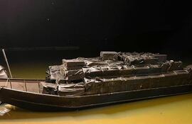 La lancha con la carga de cigarrillos de contrabando incautada por los policías brasileños.