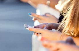 Estudiantes usando sus teléfonos celulares en la escuela (Foto ilustrativa).