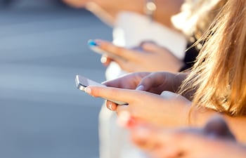 Estudiantes usando sus teléfonos celulares en la escuela (Foto ilustrativa).