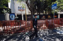 Policías de la Secretaria de Seguridad Pública resguardan con vallas metálicas las instalaciones de la embajada de Ecuador, este sábado, en la Ciudad de México (México), tras un asalto.