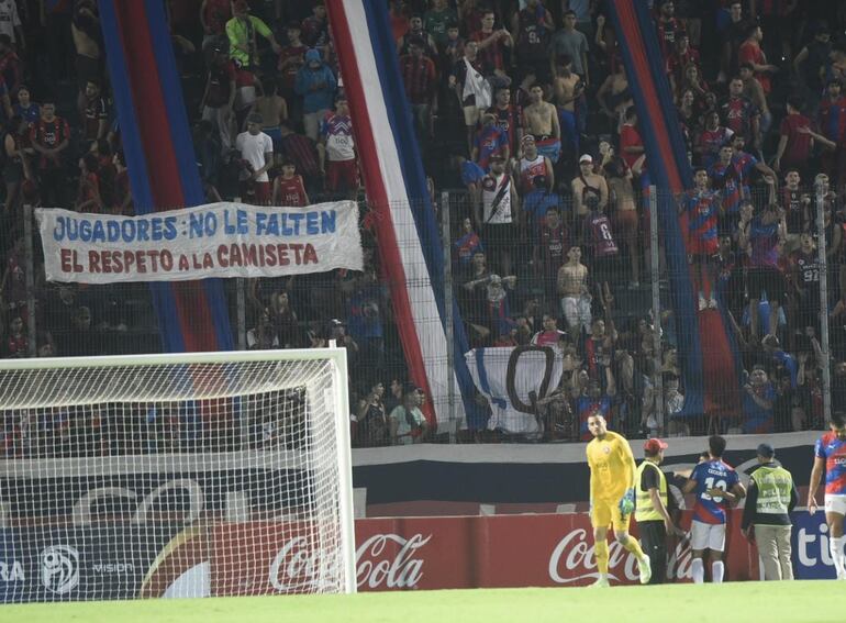 La bandera con la frase "Jugadores: no le falten el respeto a la camiseta" que colgaron los hinchas en la Gradería Norte de La Nueva Olla en el partido de Cerro Porteño contra Guaireña por la primera fecha del torneo Clausura 2023 del fútbol paraguayo.