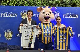 Bruno Yuli e Ylenia Peralta en la firma de alianza entre Pilsen y TaDa con el Club Sportivo Luqueño.