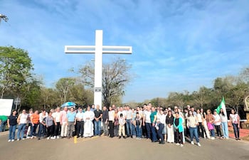 Itapé recibe a los peregrinos con una nueva Cruz y gruta de la Virgen del Paso.
