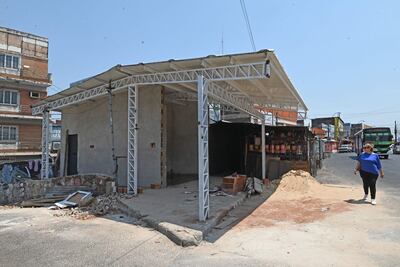 Lugar en donde se realiza la construcción de locales, entre avenida Pettirossi y avenida Eusebio Ayala, zona del Mercado 4.