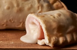 Empanada con mucho queso.