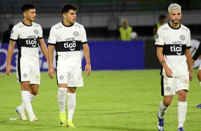 Los jugadores de Olimpia lamentan la derrota ante San Antonio Bulo Bulo por la primera fecha del Grupo H de la Copa Libertadores 2025 en el estadio Félix Capriles, en Cochabamba, Bolivia.