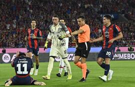 El arbitro chileno Piero Maza amonesta a Juan Manuel Iturbe (11), futbolista de Cerro Porteño por simular una falta en el área de Estudiantes por la ida de los octavos de final de la Copa Libertadores 2025 en el estadio La Nueva Olla, en Asunción, Paraguay.