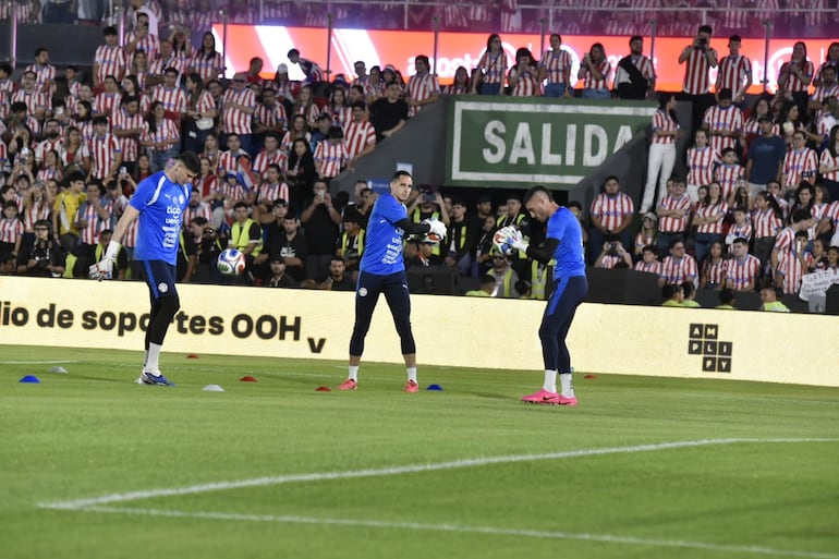 Los porteros de la selección paraguaya de fútbol, Orlando Gill, Roberto Fernández y Gastón Olveira en los ejercicios precompetitivos previo al amistoso frente a Nicaragua.