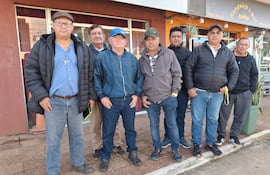 Lucio Amarilla junto a pobladores de la compañía Corateí frente a la Fiscalía de Ayolas.
