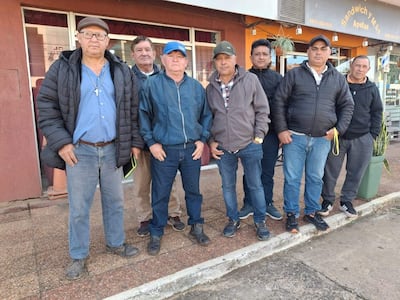 Lucio Amarilla junto a pobladores de la compañía Corateí frente a la Fiscalía de Ayolas.
